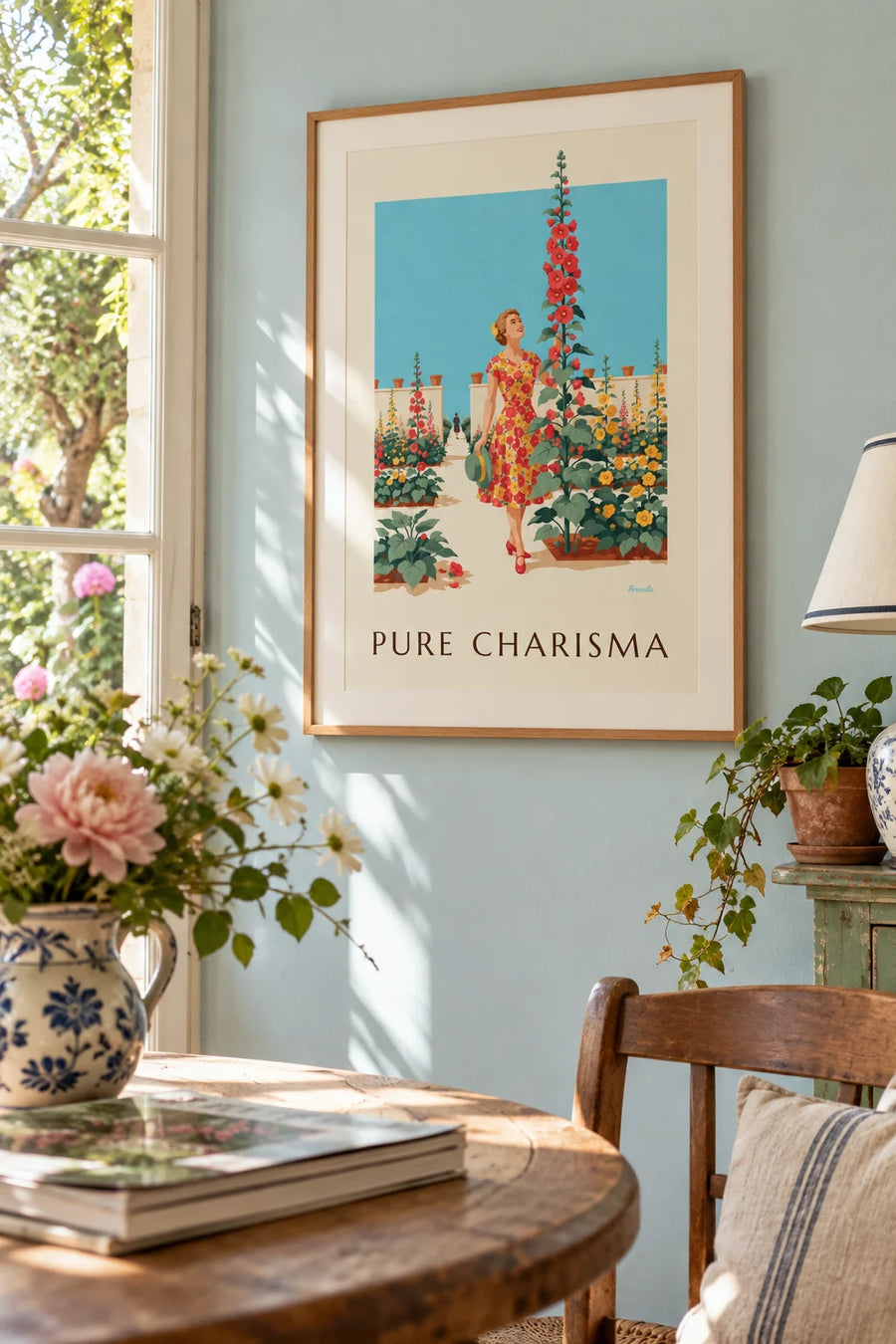Affiche femme en robe à fleurs dans un jardin ensoleillé : encadrée au mur