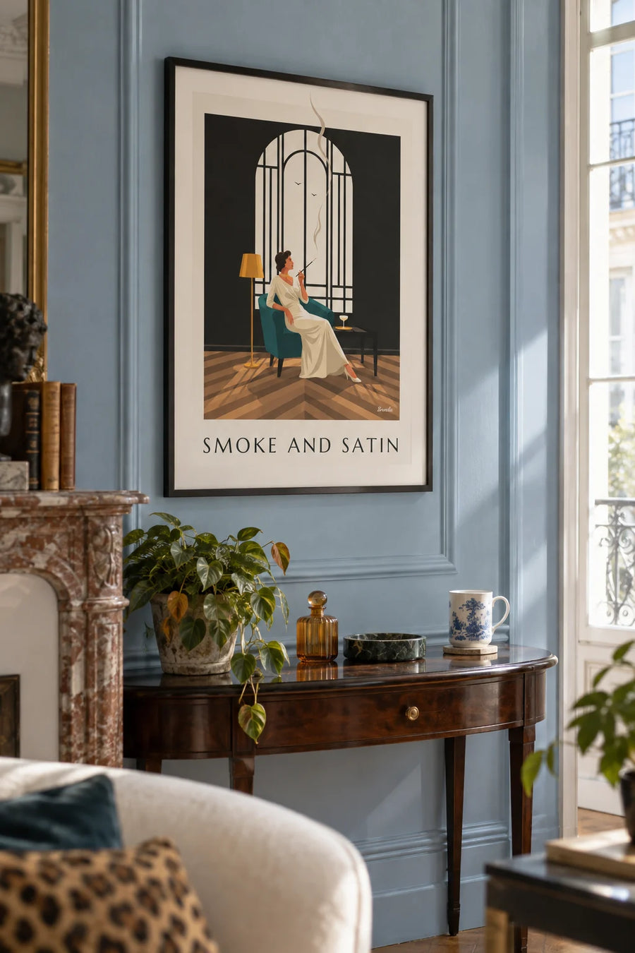 Affiche femme glamour au long fume-cigarette dans un salon : encadrée au mur