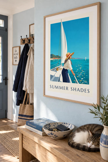 Affiche femme aux lunettes de soleil et chapeau sur un voilier : encadrée au mur