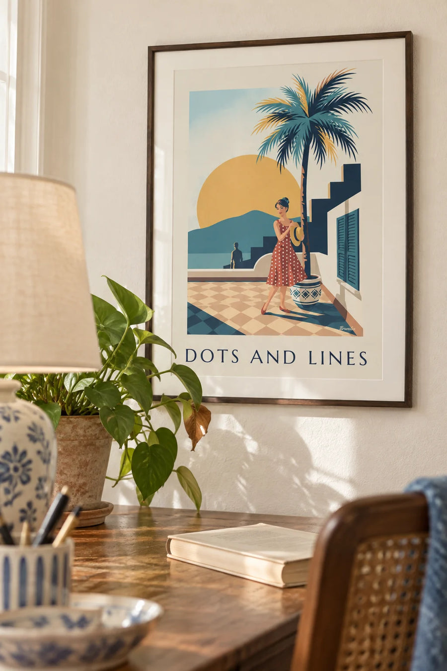 Affiche femme en robe à pois et formes géométriques : encadrée au mur