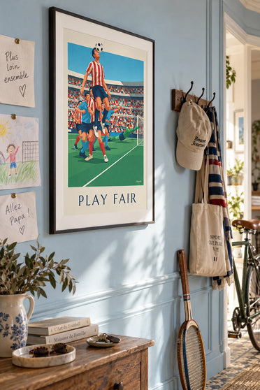 Affiche footballeuse Play Fair en pleine tête au stade : encadrée au mur