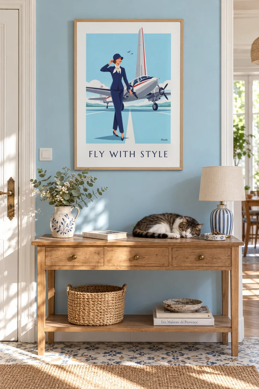Affiche femme élégante devant un avion bimoteur à hélices : encadrée au mur