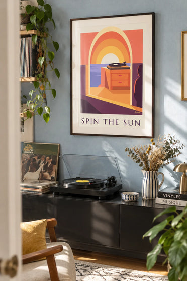 Affiche platine vinyle devant un grand soleil couchant : encadrée au mur
