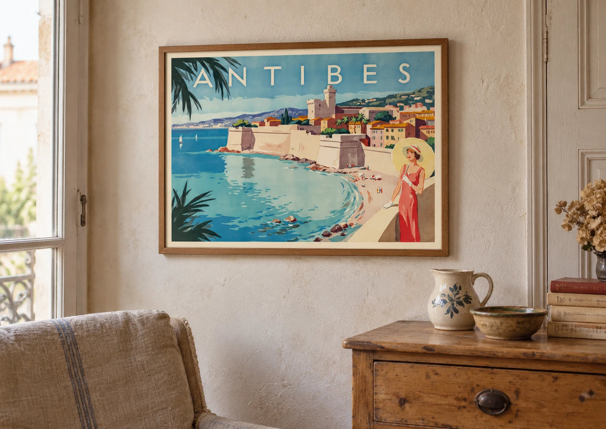 Mise en situation de Affiche Antibes avec châteaufort et femme élégante années 1930