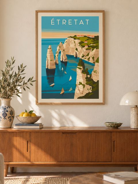 Affiche colorées vintage accrochée dans un intérieur
